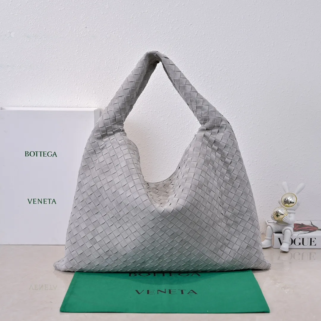 Batch 2160 #Bv Yangjin large size HOP cowhide, the bag body and handles are made of a whole piece of woven leather. The bag body is soft and lazy. Hop symbolizes the praise of innovation and eternal craftsmanship [love]. The pyramid silhouette combines practicality and fashion. Modern and casual, the bag mouth is double-sided closed design, more convenient and safe! Made of soft cowhide and full of texture, this is a must-have for fashionable ladies who like minimalism, comfort and casualness! Model: 3970 Dimensions: 54x24x13